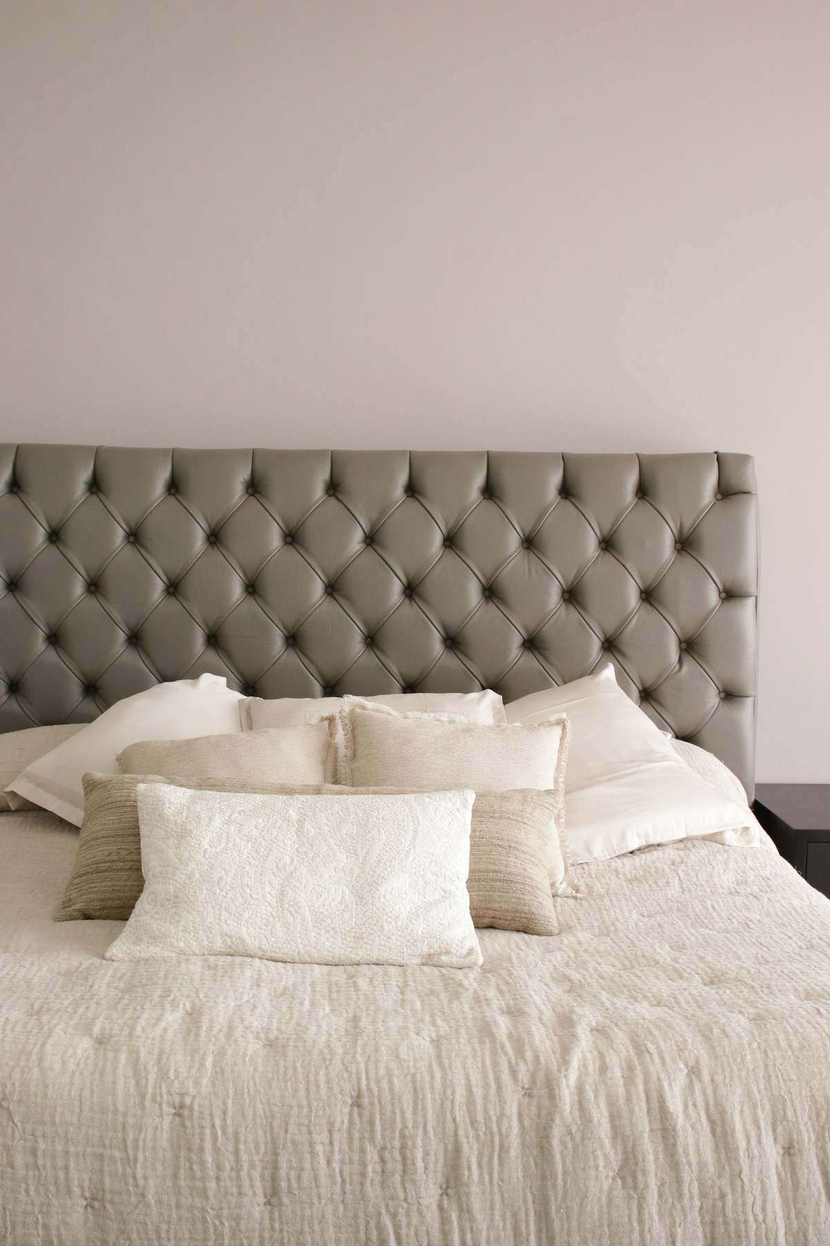 Cama com cabeceira estofada